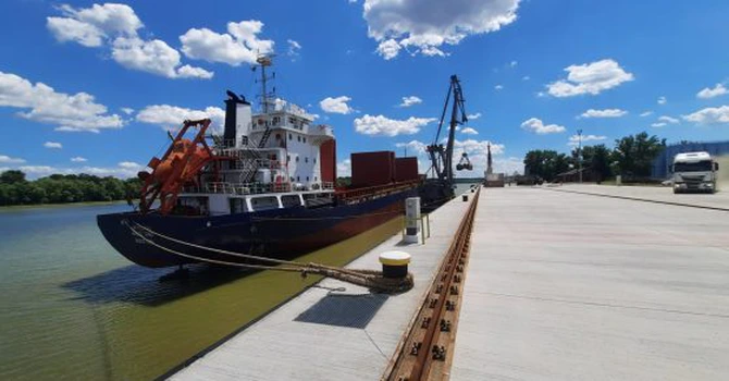 VIDEO Activitate în Portul Brăila. O navă încarcă 4.500 de tone de malț pentru Turcia