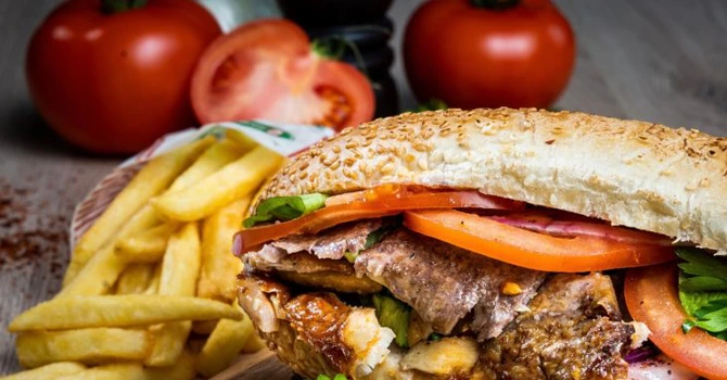 Câți bani dau românii pe șaorma? Suma uriașă încasată de o piață care crește anual cu 10%