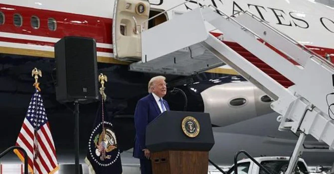 Noul „Air Force One”. Qatar i-a făcut lui Trump cadou un Boeing 747 de lux