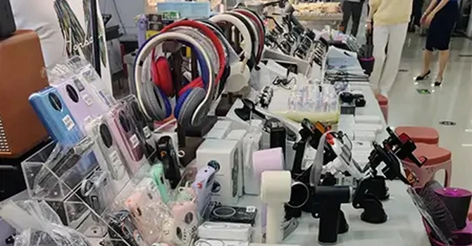 ANCOM, în control la Dragonul Roșu. Sute de boxe, căști, mouse-uri și radiouri au fost confiscate