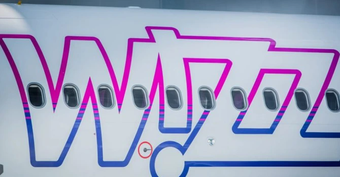 Zboară prin turbulențe, dar domină cerul României. Wizz Air raportează venituri de 5,7 miliarde de euro: Cât de dependentă e piața locală de operatorul low-cost