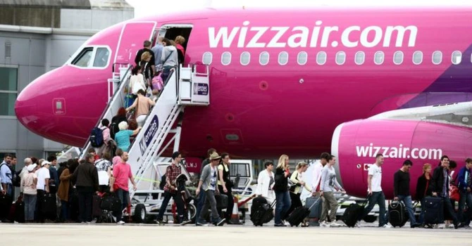 Haos pe aeroporturi – Anunțul Wizz Air după ce noul sistem biometric din UE a provocat cozi imense la controalele paşapoartelor