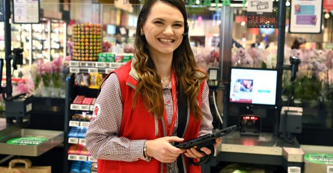 Auchan reia expansiunea pe formatul de hipermarket. Deschide în București, în locul Carrefour, și angajează 160 de persoane