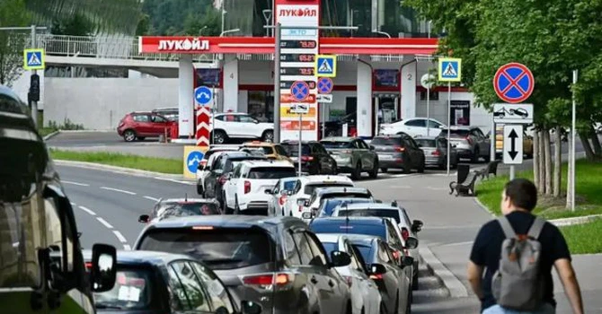 Vânzările de benzină către persoanele fizice au fost suspendate în orașul Novorossiisk, ca urmare a atacurilor ucrainene asupra rafinăriilor rusești