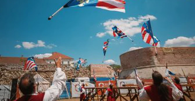 Festivalul Medieval Oradea e în plină desfășurare în cetatea orașului. Oaspeții sunt așteptați de cavaleri, meșteșugari și muzicanți și cu pâine coaptă pe vatră