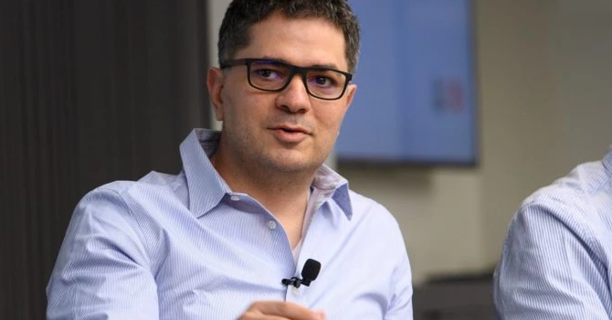 CEO-ul FlowX.AI, care lucrează cu Banca Transilvania și BNP Paribas: Directorii din bănci folosesc deja zilnic ChatGPT. Acum vor AI pentru întreaga organizație. Băncile viitorului nu vor avea AI, ci vor fi AI
