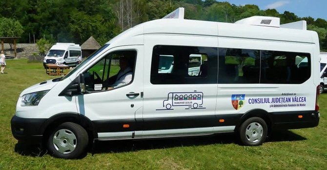 CJ Vâlcea a cumpărat 25 de microbuze noi pentru transportul elevilor, cu bani obținuți de la AFM