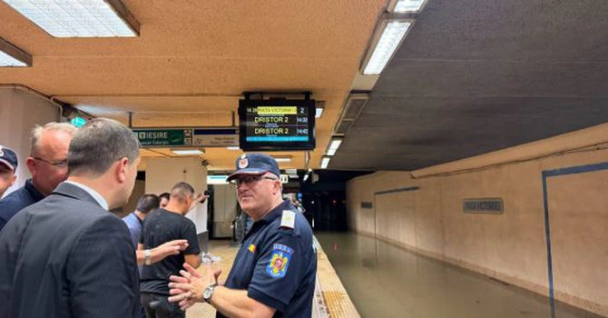 Miruță anunță că apa din stația de metrou Piața Victoriei 2 va fi evacuată în câteva ore. Mai sunt de scos circa 7 milioane de litri