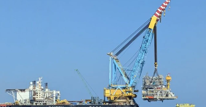 Etapă crucială pentru proiectul Neptun Deep: platforma offshore de producție a gazelor a fost instalată în Marea Neagră FOTO