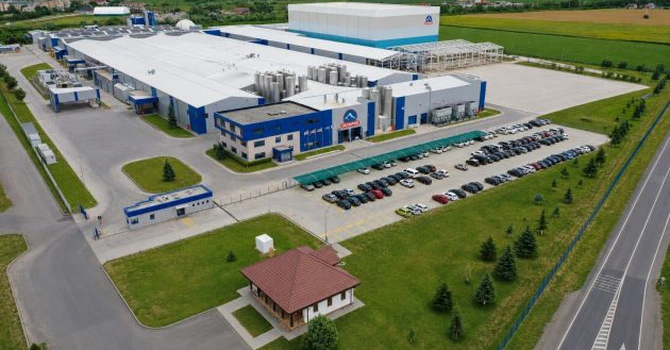 Grecii de la Olympus colaborează cu peste 1.200 de fermieri locali. Toate lactatele livrate pe piața locală sunt românești. „Ar fi mai simplu și mai ieftin să importăm lapte”