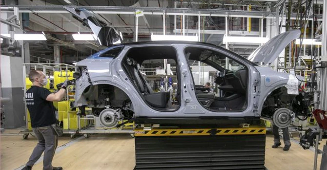 Pariul de 26 de miliarde de euro: Renault a transformat Franța în „fortăreața” sa electrică