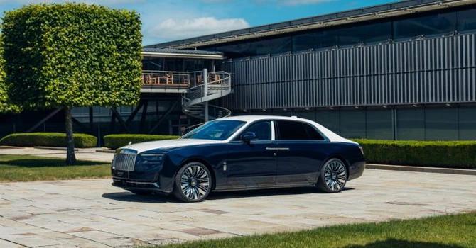 Omagiu adus eleganței masculine: Rolls-Royce Ghost Savile Row și secretele celei mai complexe broderii din istoria mărcii