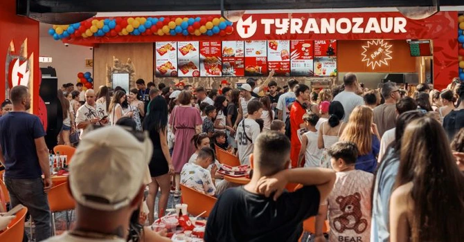 Milionarul moldovean Ştefan Mandachi, proprietarul lanțului de restaurante Spartan, extinde și Tyranozaur, un nou brand ce folosește ingrediente autohtone