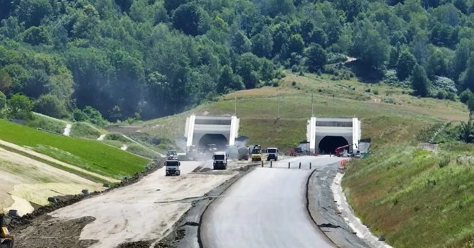 VIDEO A1 Sibiu – Pitești: Cum arată lotul cu primul tunel forat de autostradă din România cu câteva săptămâni înainte de deschidere