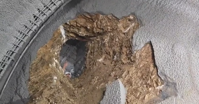 VIDEO Autostrada A1 Sibiu – Pitești. A fost străpunsă prima galerie a tunelului Boița 1