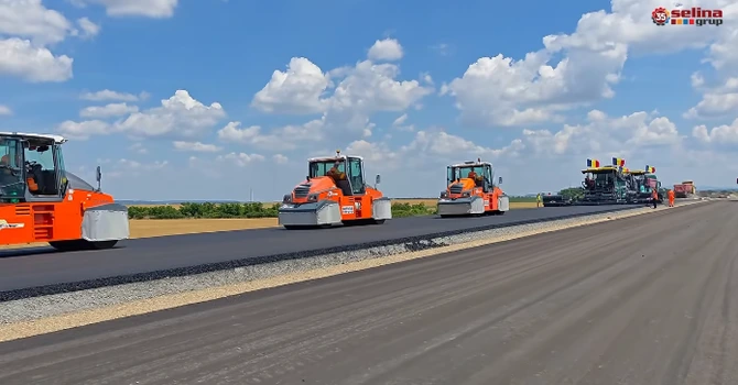 VIDEO Autostrada din România unde se asfaltează zilnic câte 1,5 kilometri pe o cale