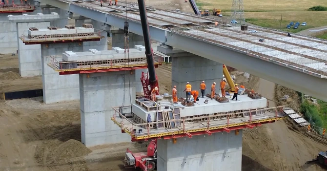 VIDEO Autostrada Moldovei A7: Umbrărescu a mobilizat 1.900 de muncitori pe tronsonul Adjud – Bacău. Când va fi gata