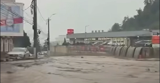 VIDEO Străzi inundate şi acumulări de apă în zona centrală a oraşului Buşteni; DN1 este închis