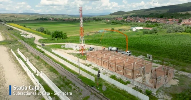 VIDEO Calea ferată Brașov – Sighișoara. Noile gări de pe traseu încep să prindă contur