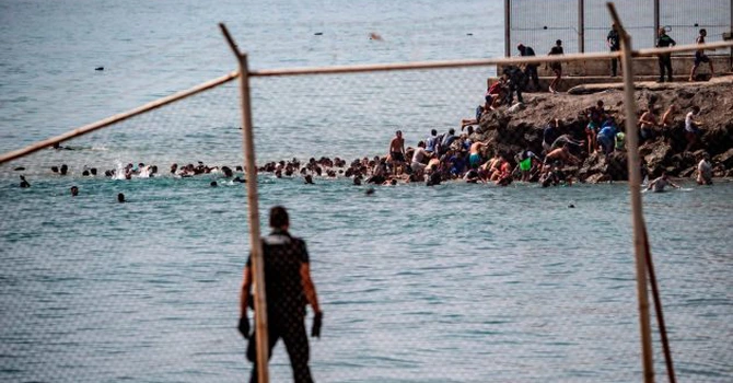 Italia vrea închiderea spaţiului Schengen pentru Spania din cauza afluxului de migranţi în exclava Ceuta