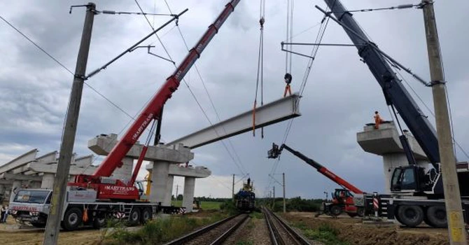 Autostrada Moldovei A7: CFR Infrastructură Iași scoate de sub tensiune niște linii pentru lucrările lui Umbrărescu la un pasaj
