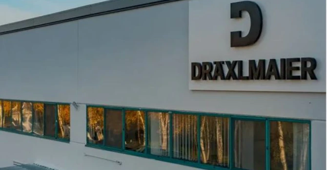Forţa Draxlmaier cu cinci fabrici în România: peste 7.700 de salariaţi, afaceri nete de 2,9 miliarde de lei, marjă de profit de 2,3% în 2025. Scăderi mici faţă de valorile din 2024
