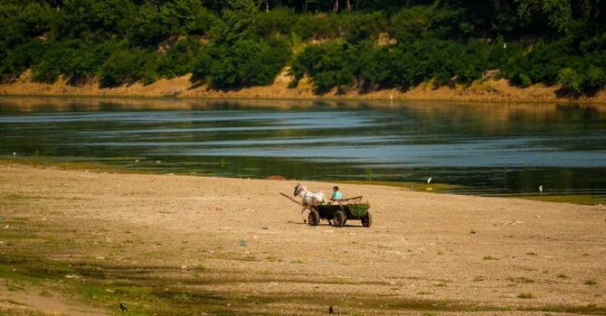 Seceta paralizează rutele fluviale de pe Dunăre şi reduce producţia de energie