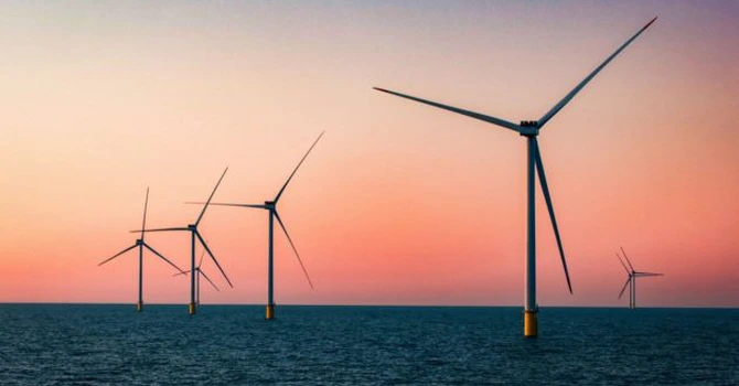 Cifrele care ne rușinează: Polonia, “țara cărbunelui”, produce deja energie eoliană în Marea Baltică, după ce a pus și fotovoltaice mai mult decât toată puterea instalată a României. La noi se vorbește despre eoliene în Marea Neagră de 20 de ani, rezultate zero