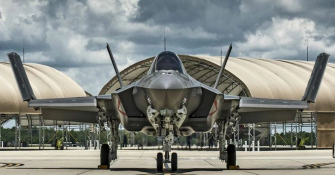 Nicuşor Dan anunţă modernizarea Forţelor Aeriene ca o prioritate strategică pentru România