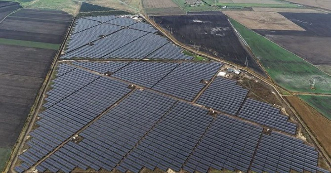 Proiectul energetic dezvoltat inițial de nepotul lui Ciolacu începe producția. Este primul proiect hibrid, solar cu baterie, al grecilor de la MORE și prima lor centrală electrică din afara Greciei