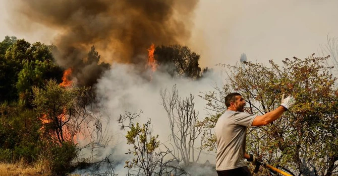Incendiu în Creta. Turiştii evacuaţi din Rethymno revin la hoteluri, în timp ce pompierii rămân în alertă
