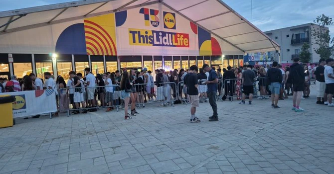 Coadă uriașă la un magazin Lidl din România. Ce se întâmplă