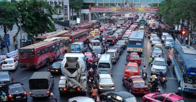Marea Britanie – Noul premier promite că ieftineşte preţul biletelor de autobuz