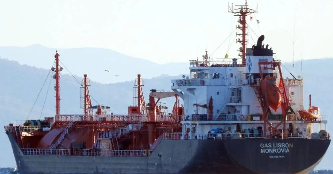 Alertă în Marea Neagră – Explozie pe o navă care transporta GPL, lângă România. Ce spun Nicuşor Dan şi DSU
