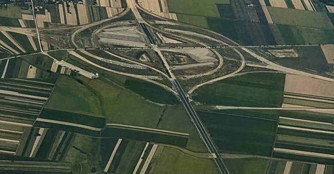 VIDEO Autostrada Moldovei A7: UMB așterne asfalt la cel mai mare nod rutier, primul de tip turbion din România