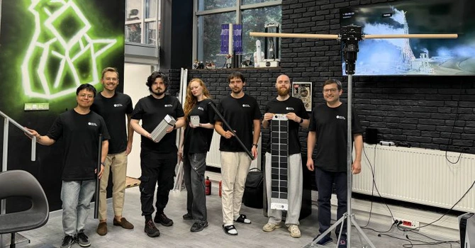Un startup cofondat de un român a lansat cu SpaceX un satelit care va construi panouri solare în spațiu