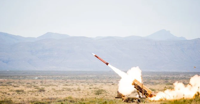 Acord anunţat de Zelenski. Ucraina va „coproduce” rachete de interceptare pentru sistemele Patriot cu americanii de la Raytheon – Ce spune Polonia