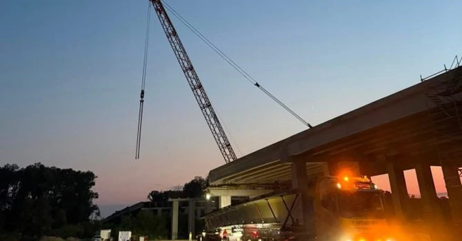 FOTO Autostrada Bucureștiului A0: „Nopți albe” pentru montarea ultimelor grinzi la cel mai lung pasaj al lotului 1 Nord, peste calea ferată și DN7