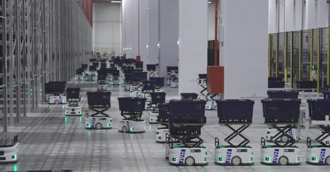 VIDEO. Aproape 1.000 de roboți lucrează într-un depozit de lângă București. Cum ajung comenzile Reserved, Cropp și Sinsay la clienți