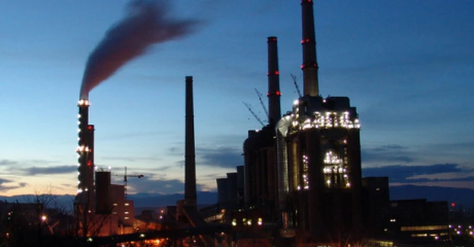 Şefă româncă de la Comisia Europeană spune că Europa se poate decarboniza fără să-şi închidă fabricile – Declaraţiile Roxanei Mânzatu despre revizuirea sistemului european de comercializare a certificatelor de emisii (EU ETS)