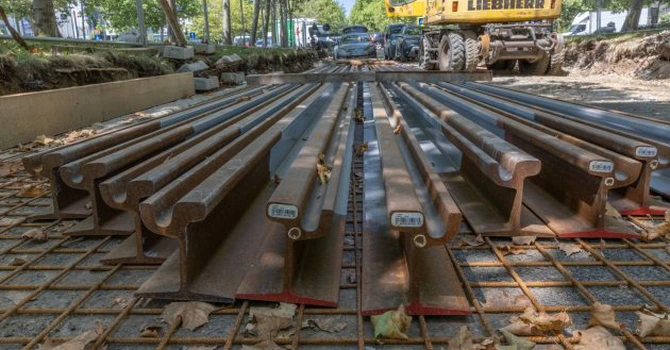 FOTO Primăria București: A început montarea șinelor de tramvai pe cel mai lung lot, de 18 kilometri