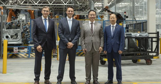 Ford încheie un acord cu chinezii de la Geely pentru uzina de lângă Valencia a grupului american