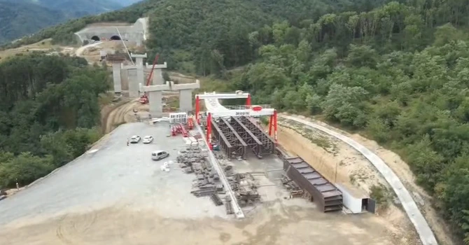 VIDEO Autostrada A1 Sibiu – Pitești: a început lansarea tablierului metalic pe cel mai înalt viaduct din secțiunea 2