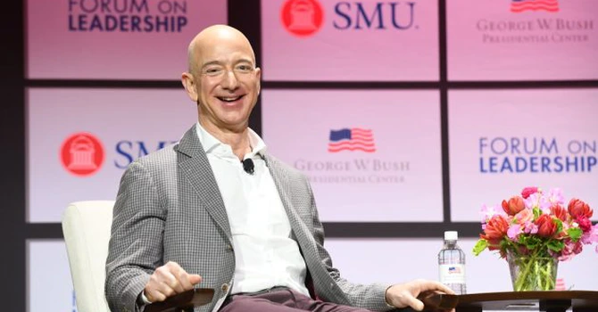 Magnatul Jeff Bezos a devenit acționar minoritar la clubul englez de fotbal FC Liverpool