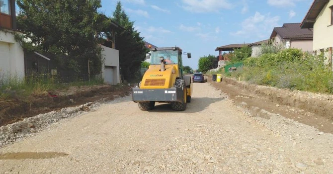 PMB a intrat cu lucrările de modernizare pe 13 dintre străzile cartierului Henri Coandă. 40 de utilaje sunt puse la treabă (FOTO)
