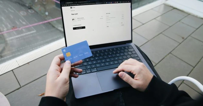 Cum cumpără românii de pe Shein, Temu sau AliExpress, față de unguri, cehi și slovaci – studiu Compari.ro