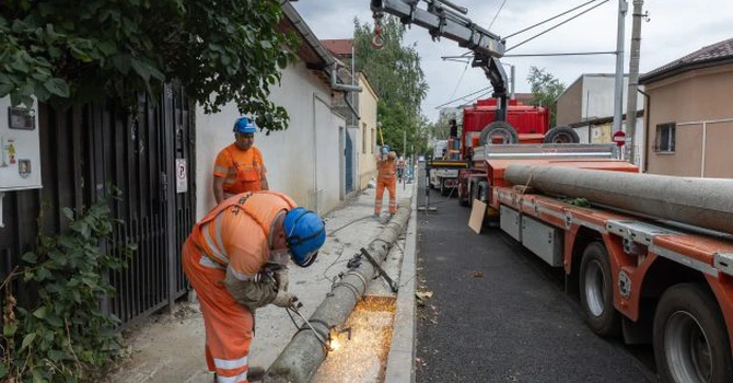PMB a început înlocuirea vechilor stâlpi de beton din zona Bulevardului Expoziției