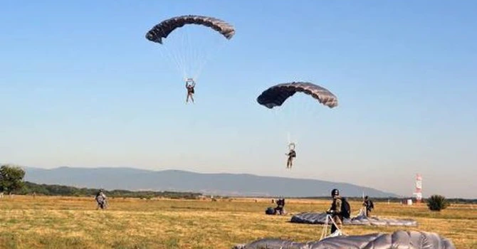 Incidente la o bază militară de lângă Buzău: Parașutiști în pericol