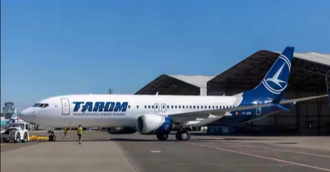 Primul avion dintre cele patru Boeing 737 MAX care vor intra în flota Tarom a primit culorile companiei – VIDEO