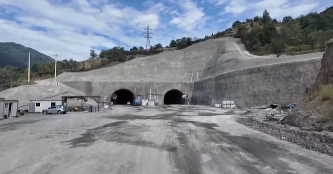 Autostrada A1 Sibiu – Pitești: Stadiul actualizat al lucrărilor la cele trei tuneluri din secțiunea turcilor, realizată 15%